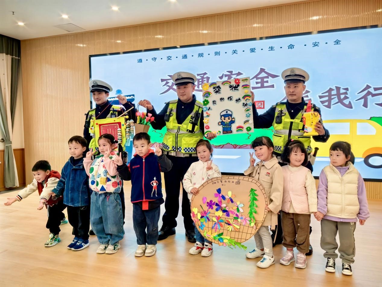 走进课堂 让安全入脑入心2.jpg 走进课堂 让安全入脑入心2.jpg