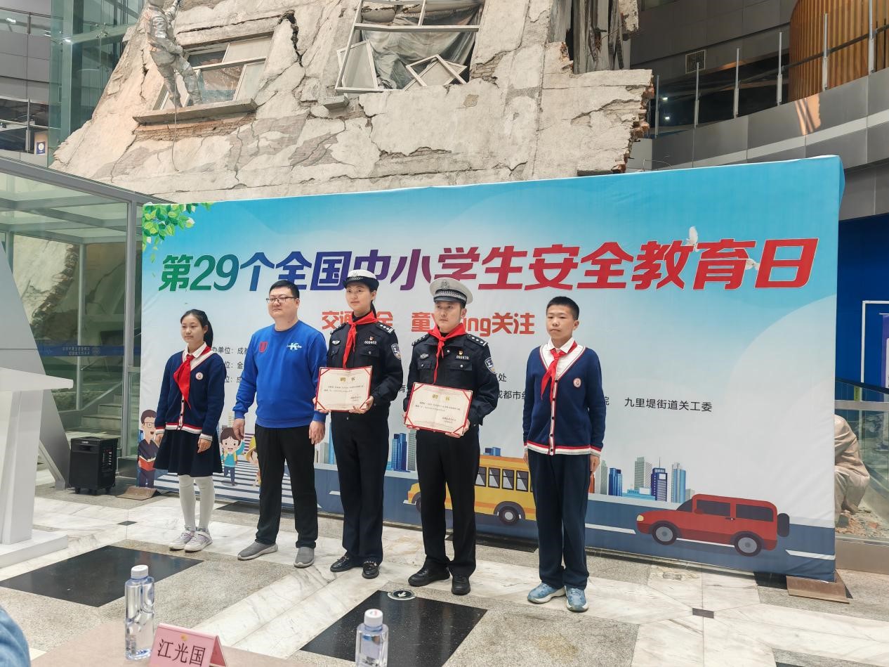 走进课堂 让安全入脑入心.jpg 走进课堂 让安全入脑入心.jpg