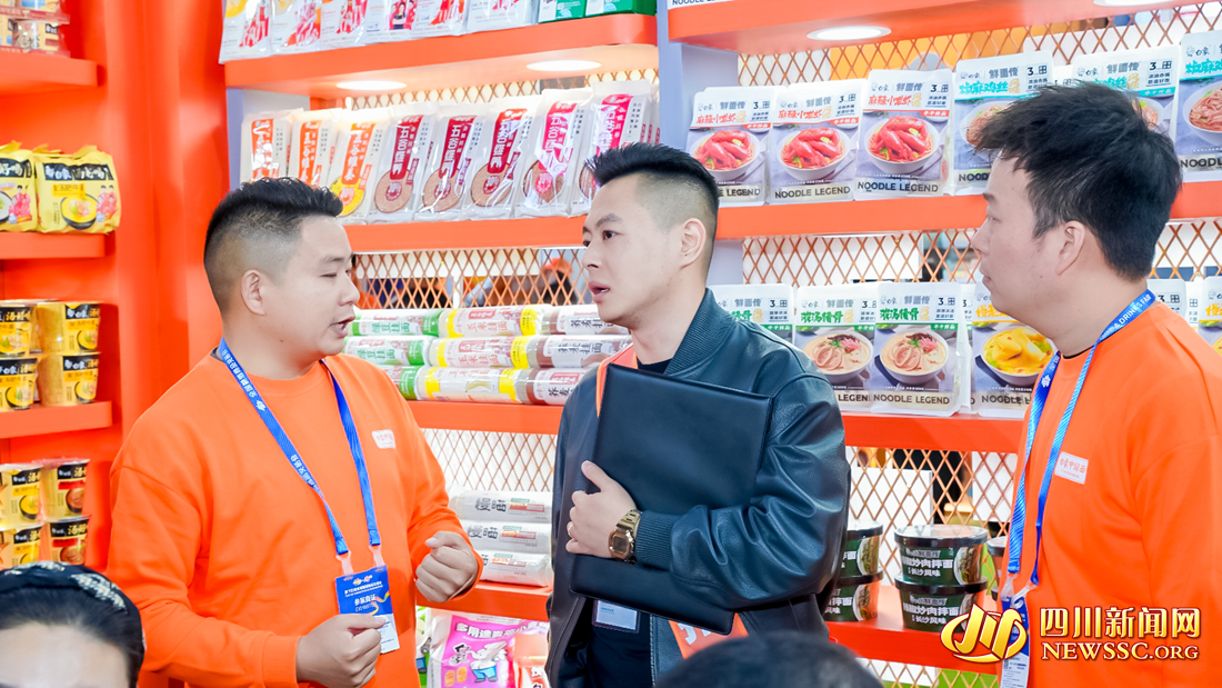 白象食品展区，前来洽谈合作的经销商络绎不绝_副本.png