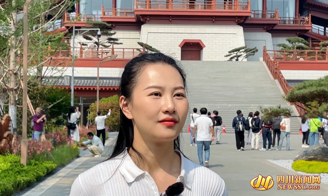 园博公司综合管理部工作人员刘洁利介绍世园会停车点打造情况.jpg