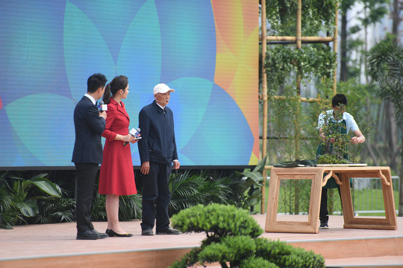 温江分会场开园仪式川派盆景大师胡世勋讲述匠人匠心(图片由温江区宣传部)_副本.jpg