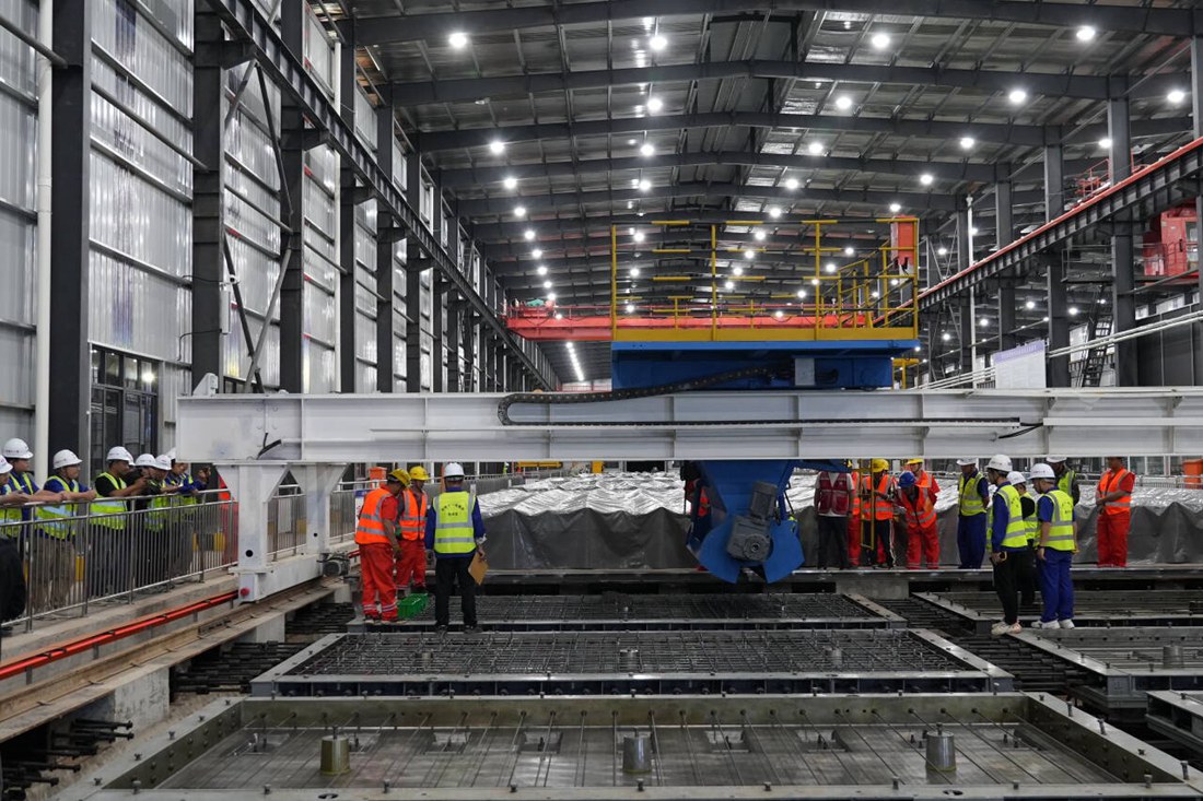 成渝中线高铁全线首件轨道板预制成功.jpg