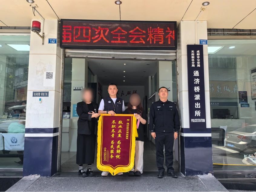 民警赵卓然.jpg