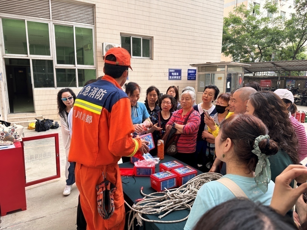 讲解防毒面具使用方法.jpg 讲解防毒面具使用方法.jpg