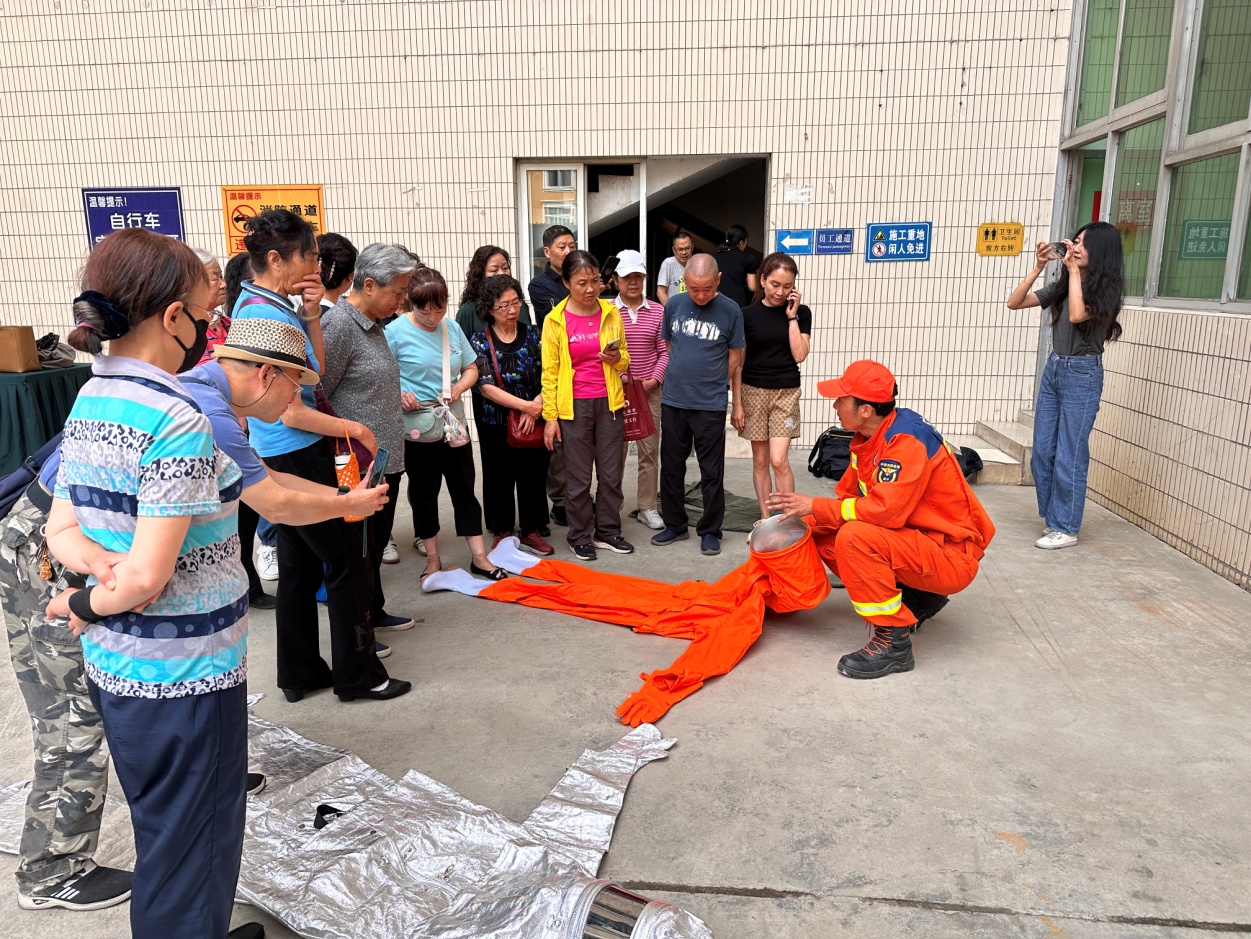 讲解消防防蜂防蚊器具使用方法.jpg 讲解消防防蜂防蚊器具使用方法.jpg