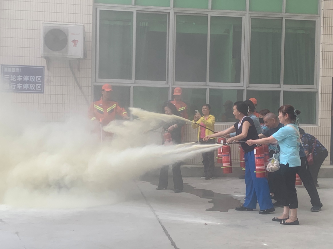 组织老同志进行灭火演练.jpg 组织老同志进行灭火演练.jpg