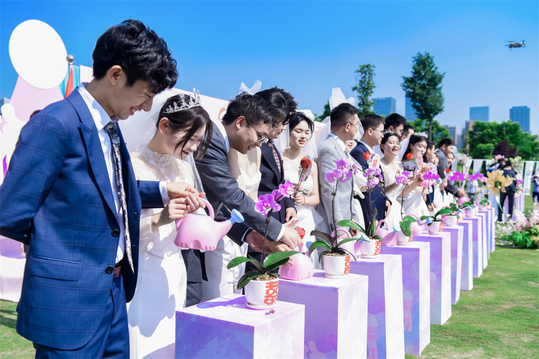 公园里的集体婚礼4.jpg