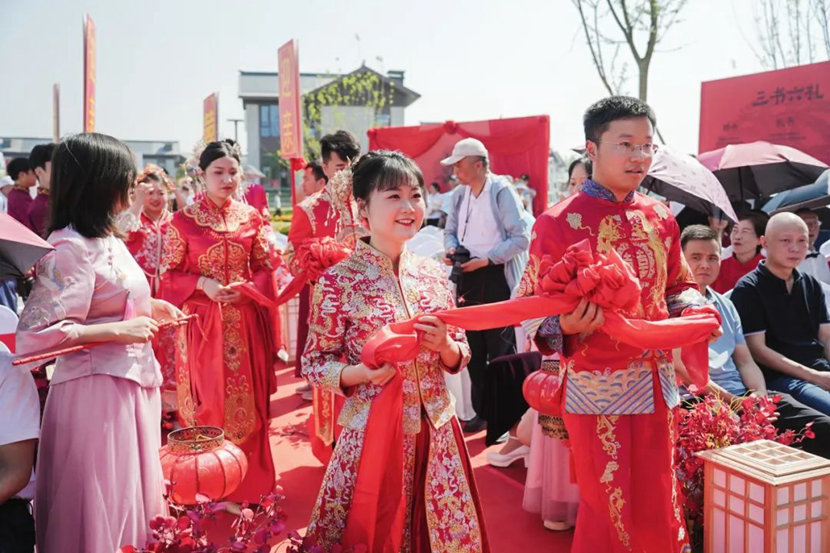 郫都区百合亭婚姻登记处集体婚礼现场（市民政局供图）_副本.jpg