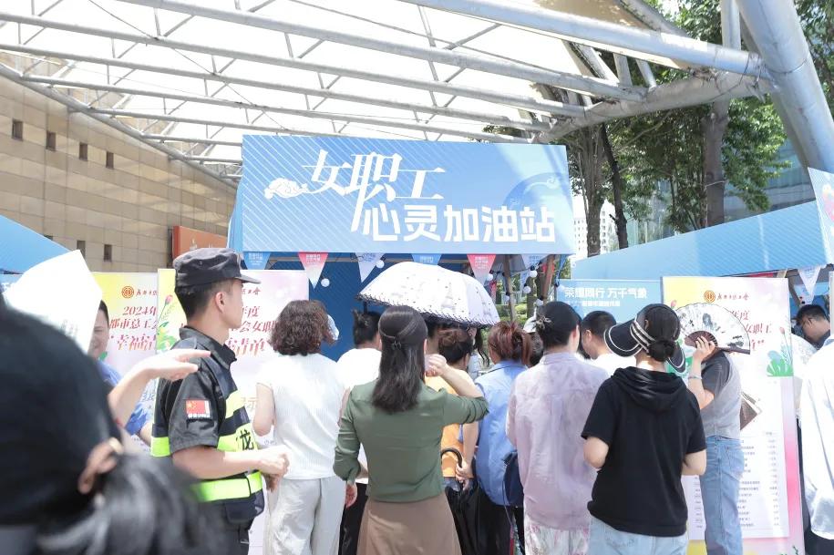 众多企业职工和周边市民参与活动.jpg