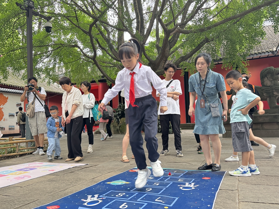 跳房子2(成都武侯祠博物馆供图).jpg