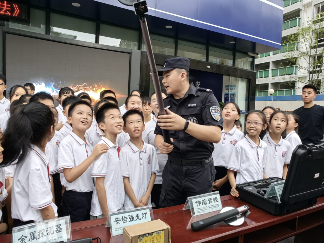 萌娃进警营.png