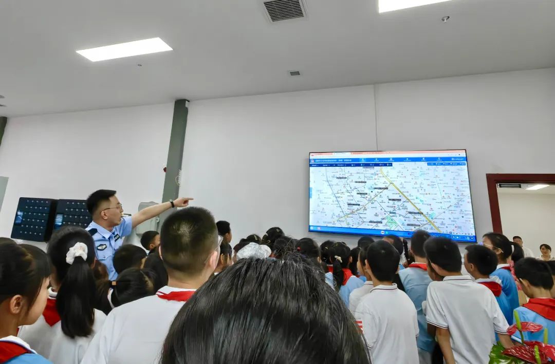 萌娃进警营.jpg