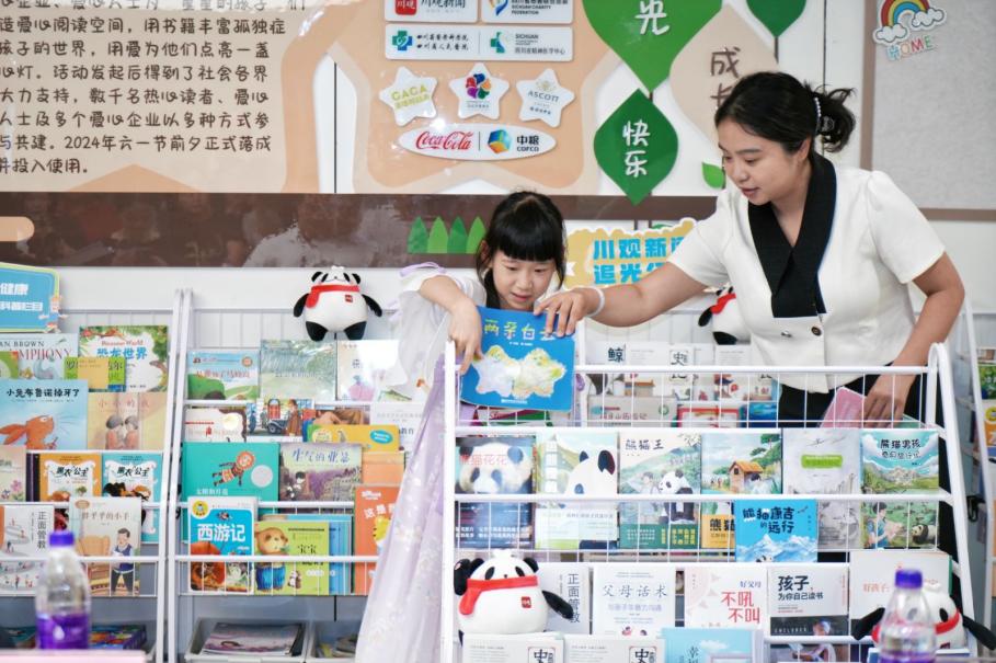 小学生现场捐赠书籍.jpg 小学生现场捐赠书籍.jpg