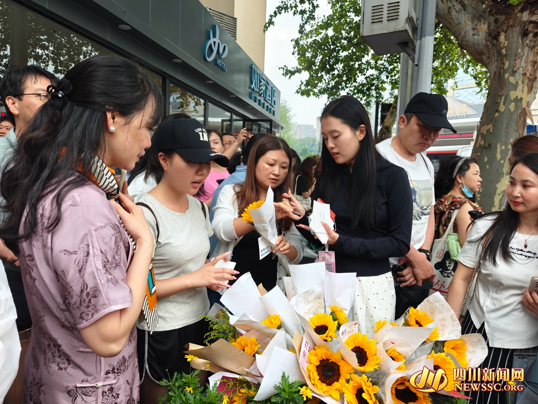 成都七中（林荫校区）外，家长给孩子们买向日葵送祝福.jpg