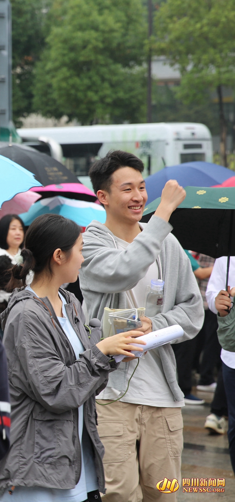 成都石室天府中学考点外，考生一脸轻松地步入考场.jpg