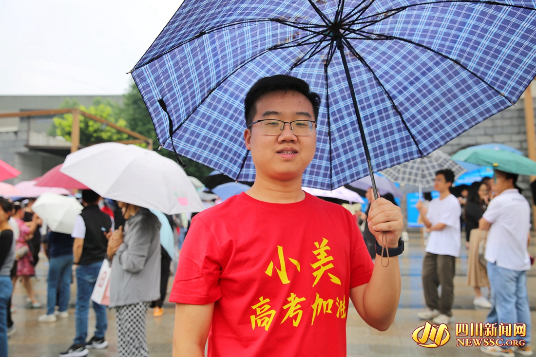 成都石室天府中学考点外，吴先生专程从贵州赶来给妹妹加油。.jpg