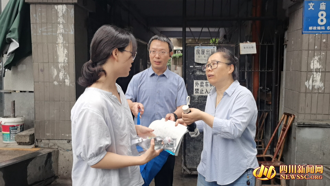 成都石室中学（文庙校区）考点，家长给孩子作临考前的叮嘱。.jpg