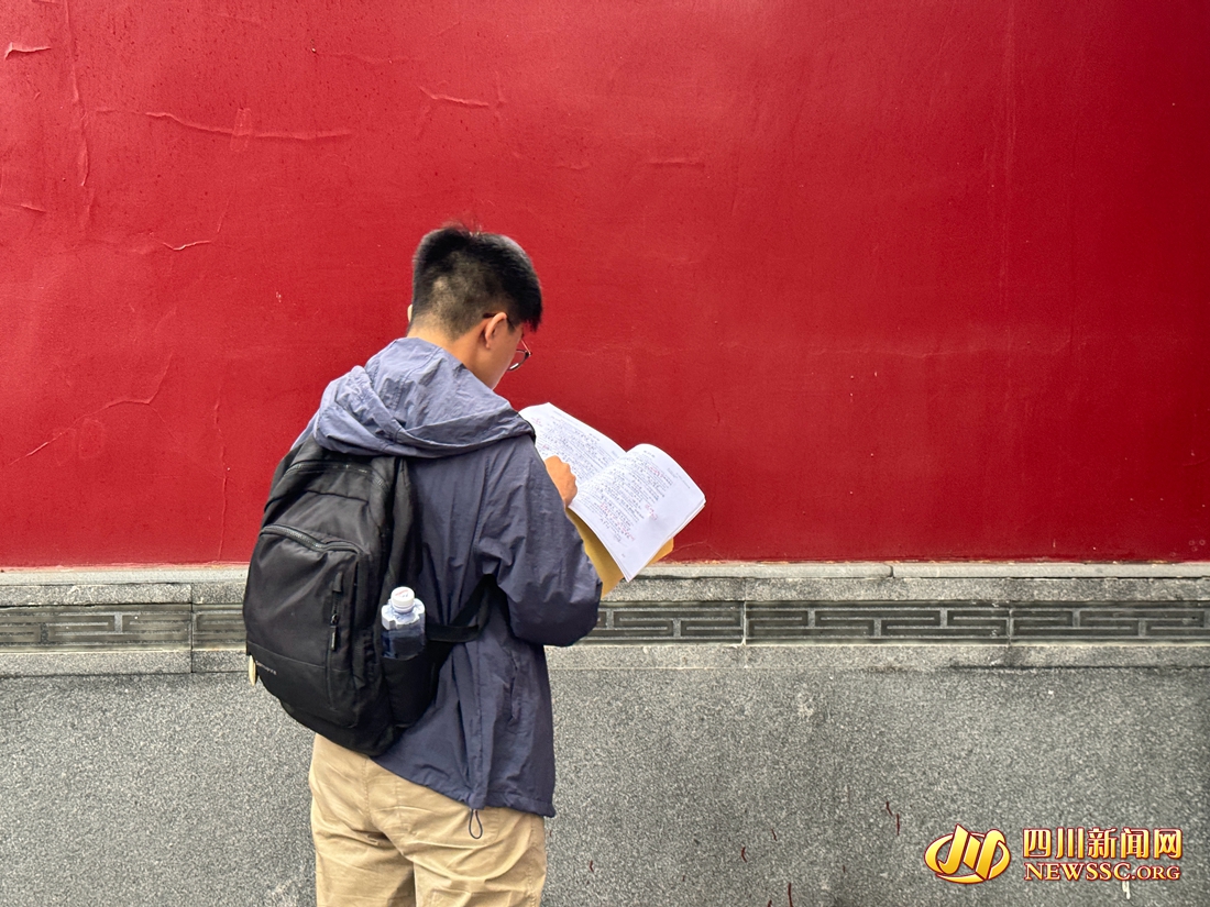 成都石室中学（文庙校区）考点外，考生抓紧等候入场的时间复习知识点.jpg
