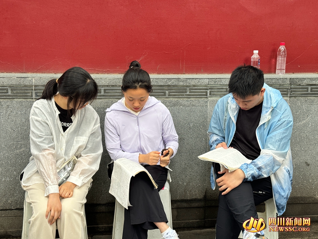 成都石室中学（文庙校区）考点外，考生抓紧等候入场的时间复习知识点2.jpg