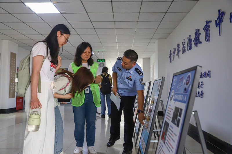 民警向同学们讲解预防毒品知识_副本.jpg