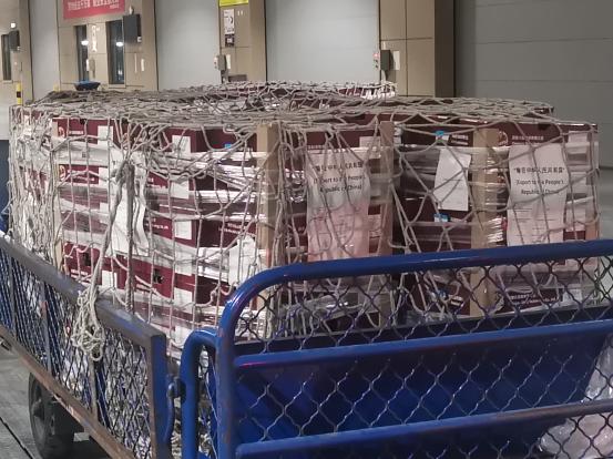 6月18日凌晨,成都航空口岸通关了首批乌兹别克斯坦进口车厘子.jpg 6月18日凌晨,成都航空口岸通关了首批乌兹别克斯坦进口车厘子.jpg