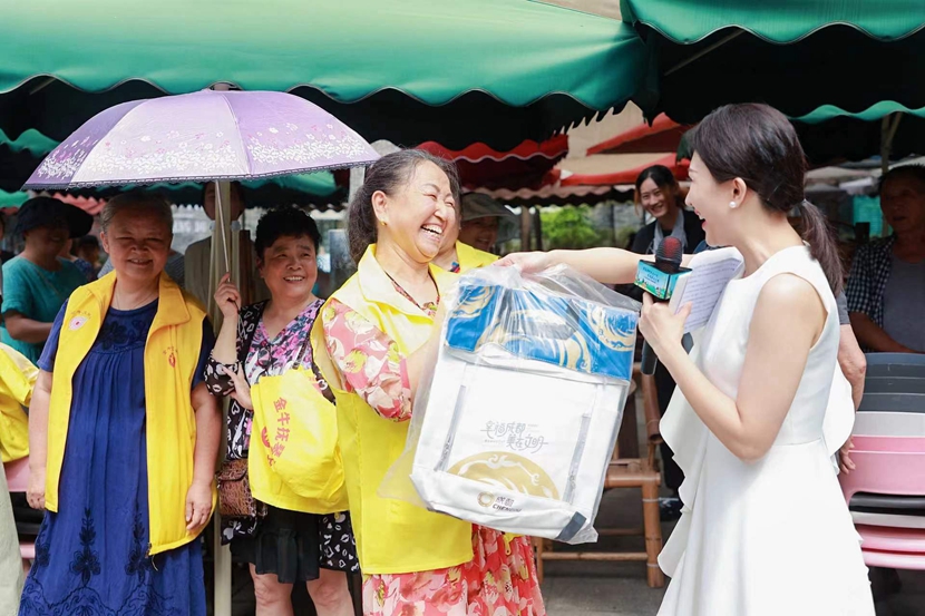 参与活动的市民收到文明大礼包.jpg 参与活动的市民收到文明大礼包.jpg