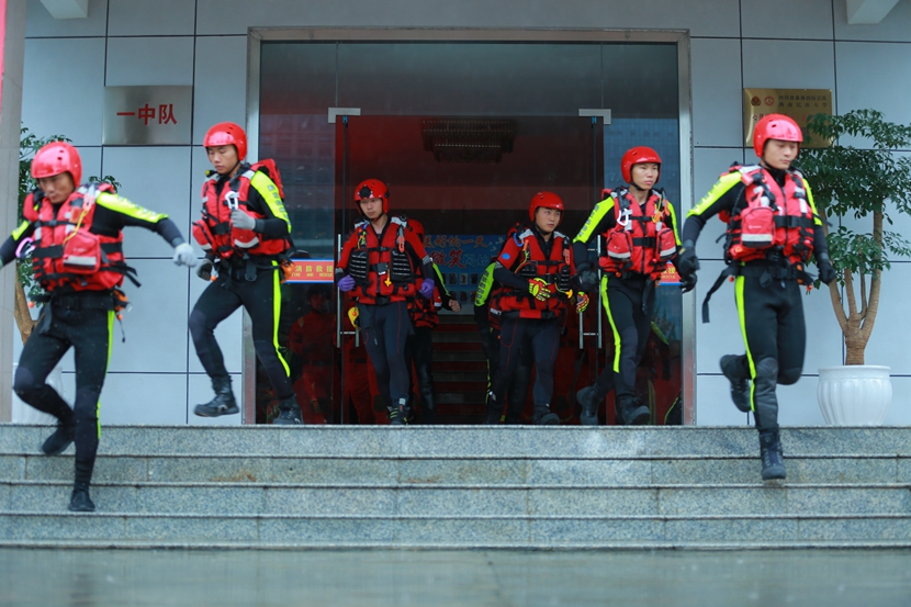 7月10日,四川省森林消防总队儿特勤大队开展抗洪抢险拉动演练,消防救援人员穿戴好装备后紧急集合出动.jpg 7月10日,四川省森林消防总队儿特勤大队开展抗洪抢险拉动演练,消防救援人员穿戴好装备后紧急集合出动.jpg