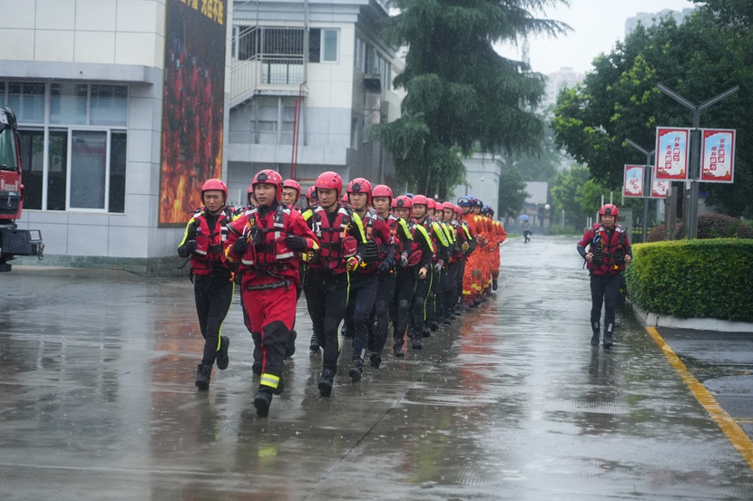 7月10日,四川省森林消防总队儿特勤大队开展抗洪抢险拉动演练,消防救援人员气质昂扬准备集合.jpg 7月10日,四川省森林消防总队儿特勤大队开展抗洪抢险拉动演练,消防救援人员气质昂扬准备集合.jpg
