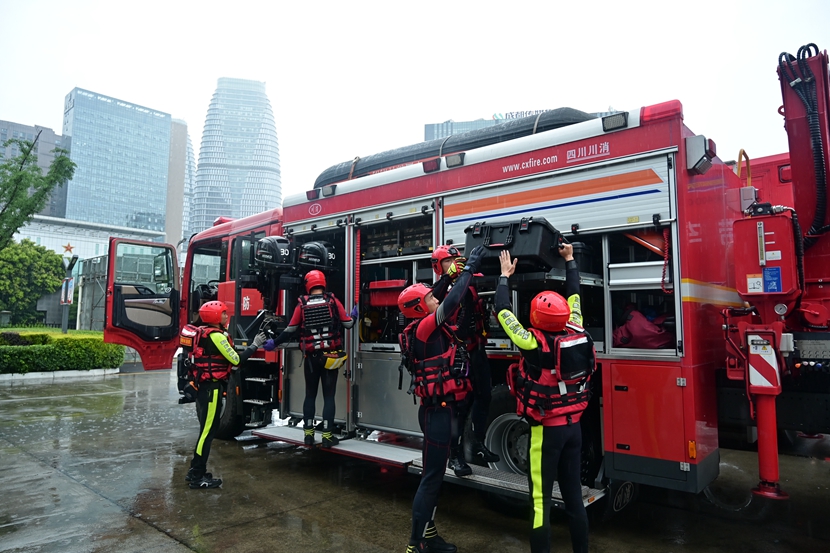 7月10日,四川省森林消防总队儿特勤大队开展抗洪抢险拉动演练,消防救援人员正在点验水域救援装备.jpg 7月10日,四川省森林消防总队儿特勤大队开展抗洪抢险拉动演练,消防救援人员正在点验水域救援装备.jpg