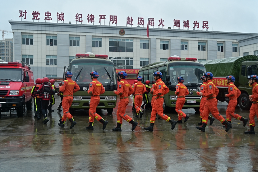 7月10日,四川省森林消防总队儿特勤大队开展抗洪抢险拉动演练,消防救援人员准备登车出动 (2).jpg 7月10日,四川省森林消防总队儿特勤大队开展抗洪抢险拉动演练,消防救援人员准备登车出动 (2).jpg