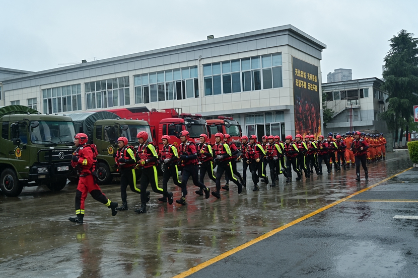 7月10日,四川省森林消防总队儿特勤大队开展抗洪抢险拉动演练,消防救援人员准备登车出动.jpg 7月10日,四川省森林消防总队儿特勤大队开展抗洪抢险拉动演练,消防救援人员准备登车出动.jpg