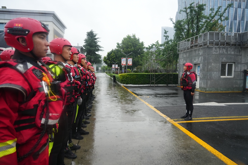 7月10日,四川省森林消防总队儿特勤大队开展抗洪抢险拉动演练,一中队贺奎指导员正在人员分工.jpg 7月10日,四川省森林消防总队儿特勤大队开展抗洪抢险拉动演练,一中队贺奎指导员正在人员分工.jpg