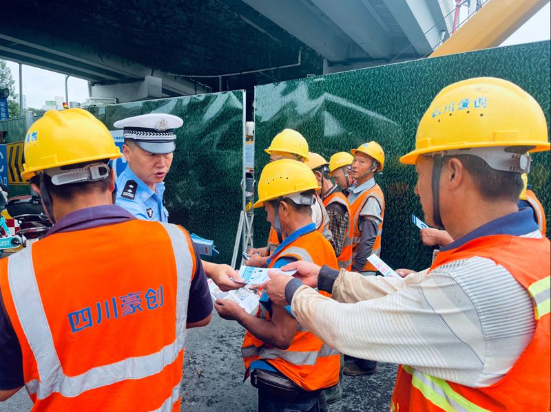 向施工工人讲解超员危害后果.jpg 向施工工人讲解超员危害后果.jpg