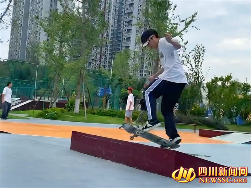 新华公园滑板场邓锐捷正在练习动作.jpg 新华公园滑板场邓锐捷正在练习动作.jpg