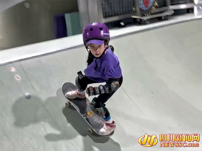 芯心正在练习滑板.jpg 芯心正在练习滑板.jpg