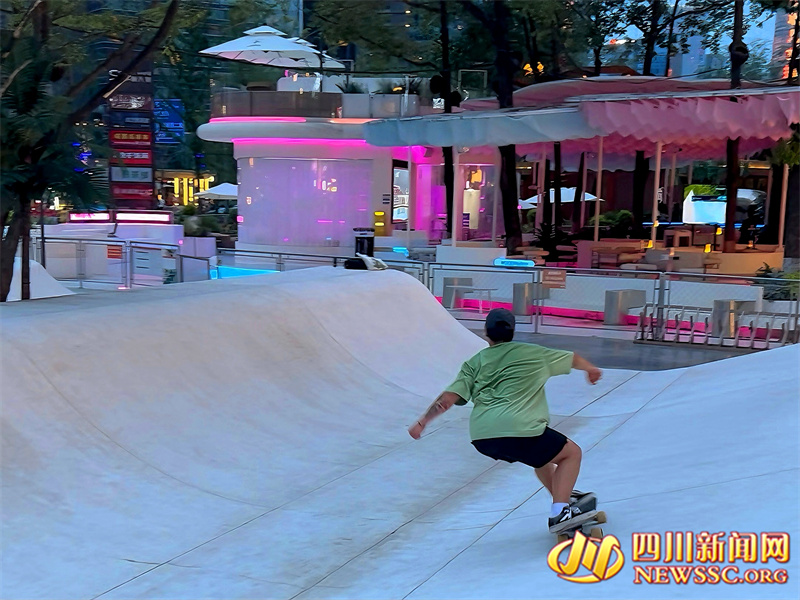 夜幕下高新区交子大道上的滑板公园.jpg 夜幕下高新区交子大道上的滑板公园.jpg