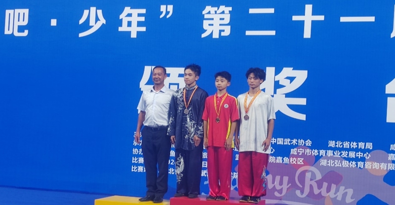 周凯瑞站上领奖台(右二)_副本.jpg 周凯瑞站上领奖台(右二)_副本.jpg