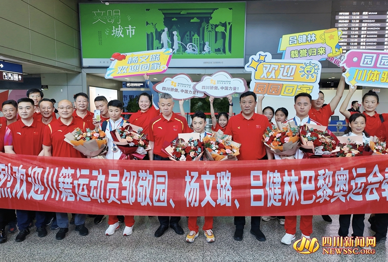 接机现场合影_副本.jpg 接机现场合影_副本.jpg