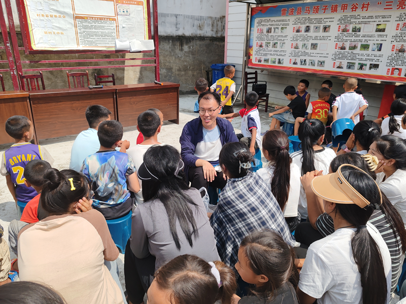 省纪委监委驻牛龙村工作队员与甲谷村学生交流_副本.png