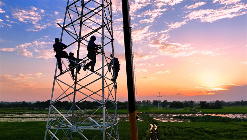 国网成都蜀电电建分公司施工作业人员对高埂配套工程110千伏线路新建工程(高埂-赵塔侧)N6塔进行塔材组装.jpg