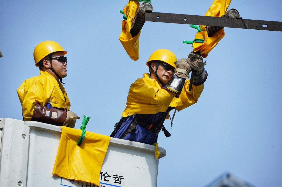 国网绵阳供电公司工作人员采用带电作业方式为绵阳市涪城区东辰小学用电扩容,为即将到来的开学季提供可靠电力保障.jpg 国网绵阳供电公司工作人员采用带电作业方式为绵阳市涪城区东辰小学用电扩容,为即将到来的开学季提供可靠电力保障.jpg