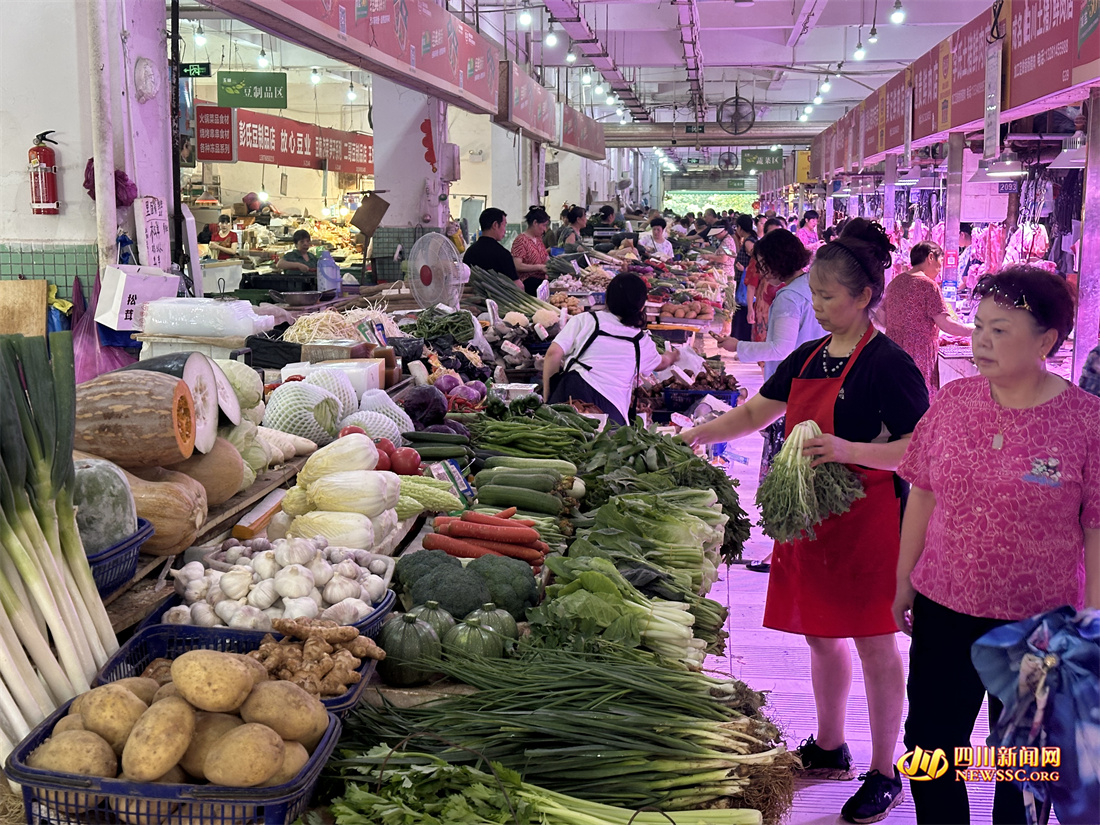 市民正在选购蔬菜.jpg 市民正在选购蔬菜.jpg