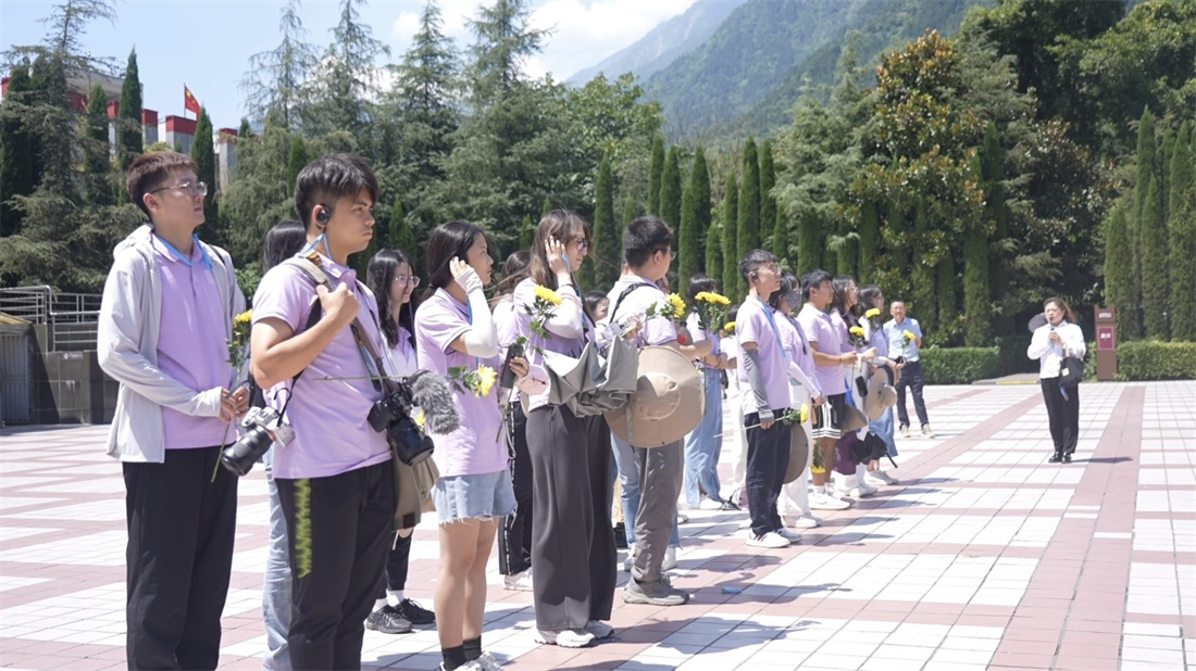 清华大学师生在5·12汶川特大地震遗址调研 (1).jpg 清华大学师生在5·12汶川特大地震遗址调研 (1).jpg