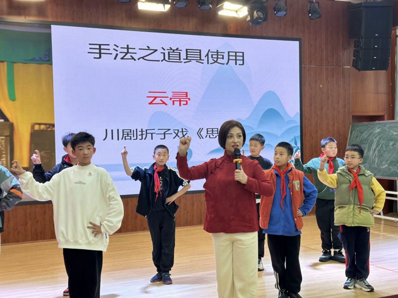 �ɶ��д����о�Ժ��Ժ������÷��ʦΪ�ɶ����¶�������СѧУ��ʦ����չʾ�˴������ַ����ߵ����ã�_����.jpg