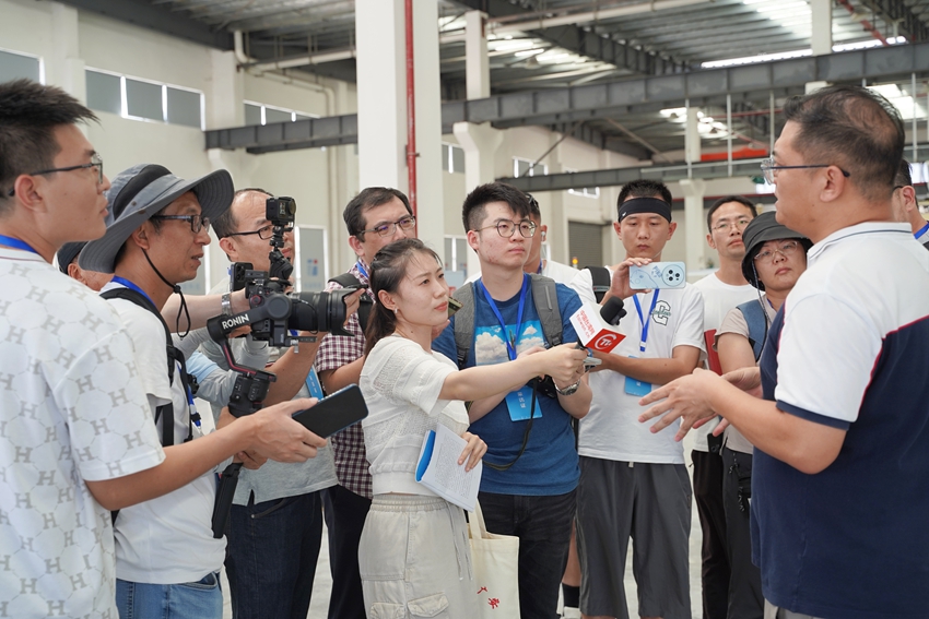 两岸媒体记者、自媒体人采访广安台资企业(王珂宇摄影).jpg