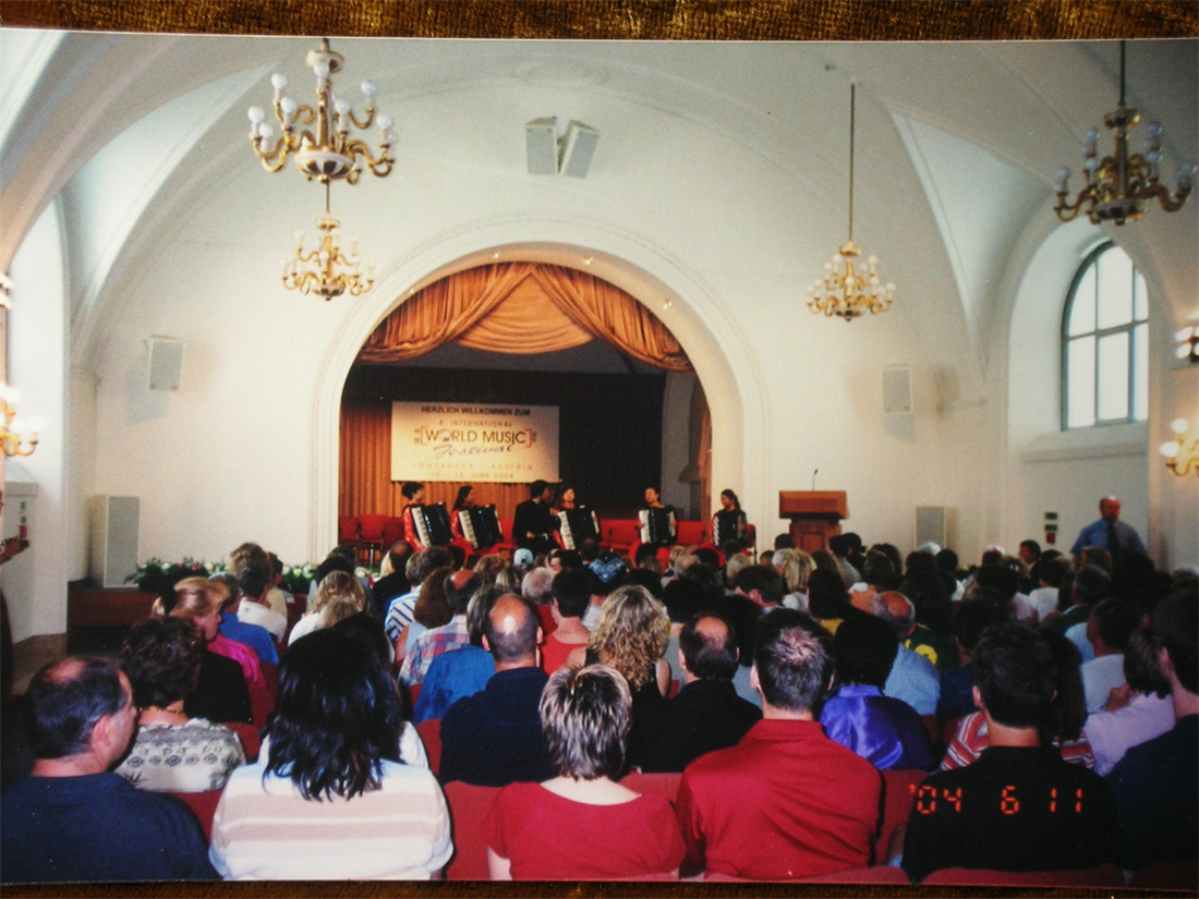 2004�꣬�������״δ��������������ڰµ����μӹ��ʱ���.jpg