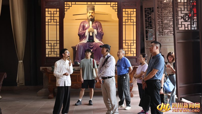 两岸记者走进眉山三苏祠.png 两岸记者走进眉山三苏祠.png