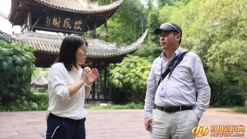 讲解员向媒体记者讲述三苏祠的历史.png 讲解员向媒体记者讲述三苏祠的历史.png