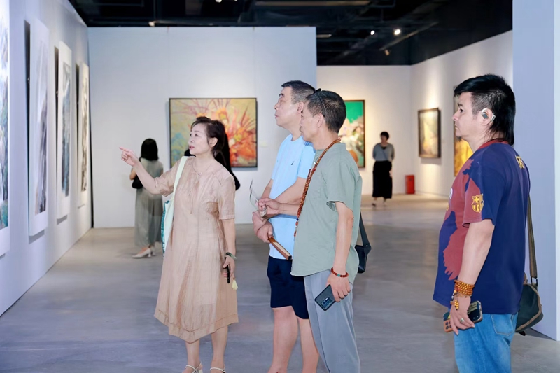 前来参展的观众.jpg 前来参展的观众.jpg
