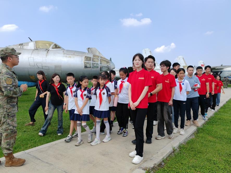 孩子们零距离体验军营生活_副本.jpg 孩子们零距离体验军营生活_副本.jpg